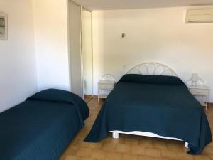 ガレリアにあるA Martinellaのベッドルーム(ベッド2台、緑の掛け布団付)