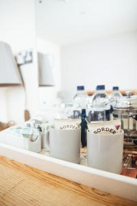 una bandeja de tazas de café sentadas en un mostrador en The Jolly Drover en Liss