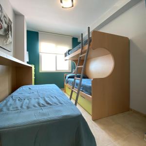 モハカルにあるResidencial Oasisのベッドルーム1室(二段ベッド1組、二段ベッドのはしご付)