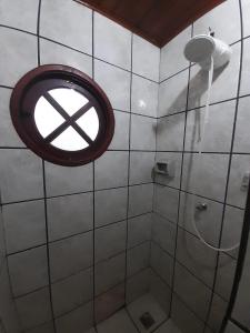 uma casa de banho com um chuveiro e uma janela em Pousada Mandala Sana em Sana