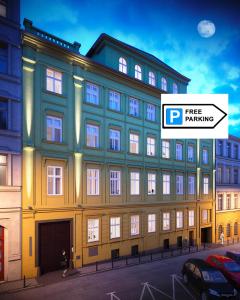 un gran edificio con un cartel de aparcamiento gratuito en The Dante Prague - Family Apartments with FREE PARKING, en Praga