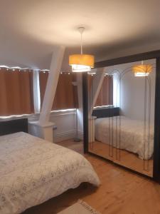 een slaapkamer met een bed en twee lampen aan bij Appartement Malo les Bains à deux pas de la plage in Duinkerke
