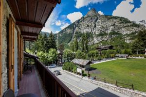 a balcony with a view of a mountain at Hotel Lo Scoiattolo in Courmayeur