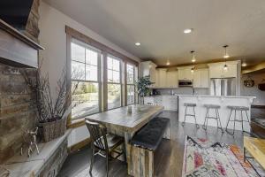 Una cocina con una mesa de madera y algunas sillas. en Deer Park Dream, en Heber City