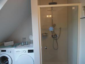 bagno con doccia e lavatrice di Landhaus Martina a Krummhörn Altre 37 foto