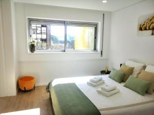 En eller flere senge i et værelse på OportoView Prestige Apartment