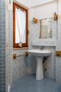 y baño con lavabo y espejo. en Villa Bados 8 - Klodge en Olbia
