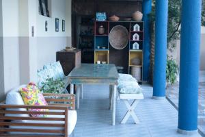 uma mesa e cadeiras num quarto com uma prateleira em B&B JPA Casa ANSELMO em Salvador