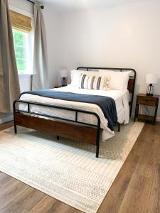 ein Schlafzimmer mit einem großen Bett mit einem Teppich in der Unterkunft Newly Remodeled Stouchsburg Cottage in Myerstown