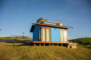 a small house sitting on top of a hill at Estalagem Meraki - Cunha SP in Cunha