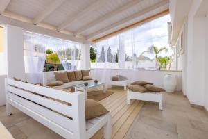 A seating area at Valentinus