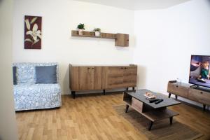 salon z kanapą i stolikiem kawowym w obiekcie Le Cottage des Curie w Calais