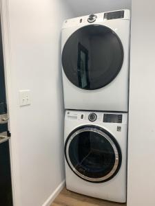 eine Mikrowelle und eine Waschmaschine im Zimmer in der Unterkunft Newly Remodeled Stouchsburg Cottage in Myerstown