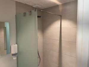 een douche met een glazen deur in een badkamer bij Blommenslyst Kro in Blommenslyst +37 foto's