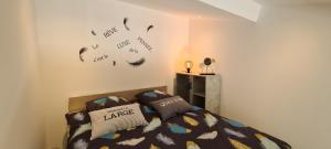 Posteľ alebo postele v izbe v ubytovaní MAS GABELYS superbe vue SAINTE VICTOIRE jardin terrasse et piscine + 34 fotografií