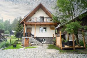 a house with a balcony on top of it at Podhalańska Ostoja Apartament in Biały Dunajec