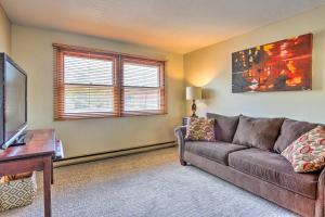 Televisyen dan/atau pusat hiburan di Charming Rapid City Apartment Walk to Lake!