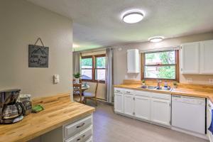 Dapur atau dapur kecil di Charming Rapid City Apartment Walk to Lake!