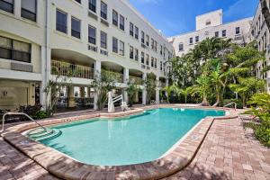 una piscina frente a un edificio en Sunny Penthouse Suite at the Palm Beach Hotel, en Palm Beach