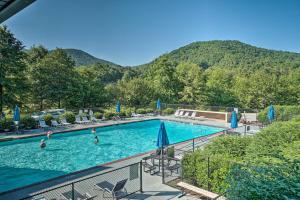 una gran piscina con montañas en el fondo en Idyllic Sky Valley Home with Pool and Hot Tub Access!, en Dillard