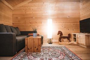 Televízia a/alebo spoločenská miestnosť v ubytovaní Chalet Ulten
