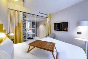 Postel nebo postele na pokoji v ubytování ibis Styles Zurich City Center + 37 fotografií