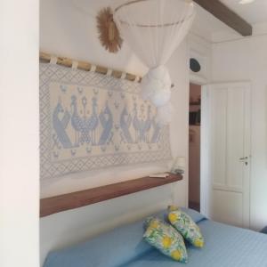 una camera con letto blu e mensola di il corbezzolo blue apartment a Castelluzzo