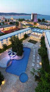 Bazén v ubytování Hotel Azurro - All Inclusive nebo v jeho okolí