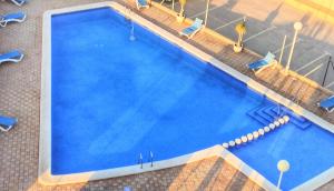 an overhead view of a large blue swimming pool at Apartamentos Hondahouse Mar Menor, 1 o 2 dormitorios in Cartagena