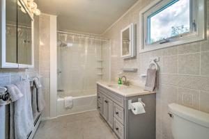 Ένα μπάνιο στο Roomy Montour Falls Retreat with Private Pool! +25 φωτογραφίες