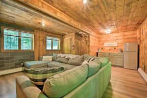ein Wohnzimmer mit einem Sofa und einer Küche in der Unterkunft Wilmington Chalet with Hot Tub Less Than 8 Mi to Mount Snow! in Wilmington