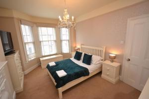 Llit o llits en una habitació de Luxurious Victorian Home by the sea - Myana House