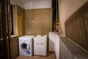 een wasruimte met een wasmachine en een wasmachine bij Da Sofia apartment-parking in Cagliari