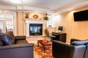 a living room with a couch and a table and a fireplace at Inn at Lake Washington in Renton