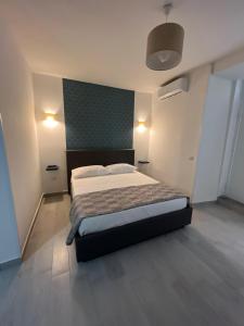 ein Schlafzimmer mit einem großen Bett in einem Zimmer in der Unterkunft Cristiano room in Neapel