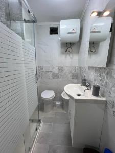 ein weißes Bad mit einem WC und einem Waschbecken in der Unterkunft Cristiano room in Neapel