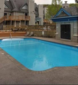 una gran piscina azul frente a un edificio en Freshly Upgraded Cozy Loft @ North Creek Resort en Blue Mountains