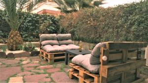 - une terrasse avec 2 chaises et une table dans l'établissement Parc Ferber - Charmant studio rénové, rez-de-jardin, proche mer, Carras, à Nice
