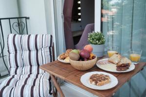 科莫蒂尼的住宿－Remvi，餐桌,盘子和一碗水果