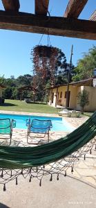 埃斯特雷馬的住宿－Pousada voo livre，游泳池前的吊床