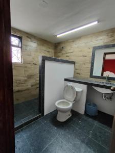 y baño con aseo y lavamanos. en Hotel Hacienda Morales., en Guanajuato