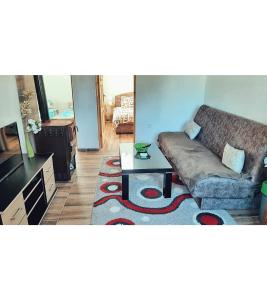 una sala de estar con un sofá y una mesa en Janja, en Žabljak