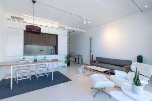 Zdjęcie z galerii obiektu First Line Beach Apartment - Puerto Banús w Marbelli