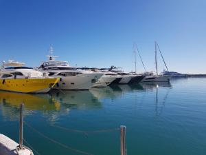 Zdjęcie z galerii obiektu First Line Beach Apartment - Puerto Banús w Marbelli