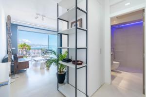 Zdjęcie z galerii obiektu First Line Beach Apartment - Puerto Banús w Marbelli