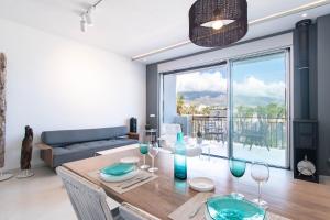 Zdjęcie z galerii obiektu First Line Beach Apartment - Puerto Banús w Marbelli