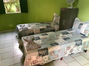 En eller flere senge i et værelse på Chalé Raio De Sol