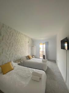 Habitación de hotel con 2 camas y TV en El Lago, en Cervera de Buitrago