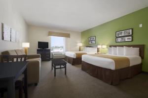 Postel nebo postele na pokoji v ubytování PetroStay Inn & Suites Cotulla