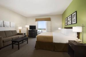 Postel nebo postele na pokoji v ubytování PetroStay Inn & Suites Cotulla
